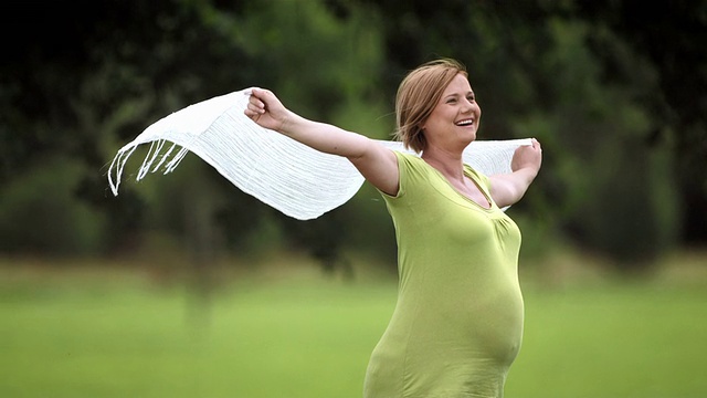 HD超级慢动作:孕妇在风中拿着围巾视频下载