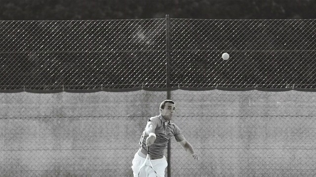 高清超级慢动作:网球运动员踢掉球上的灰尘视频素材