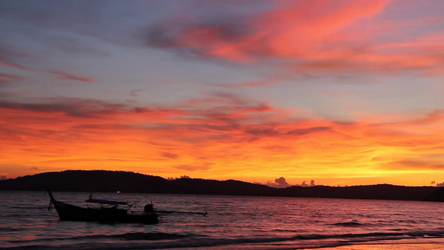 海滩日落(奥南，甲米，泰国)。视频素材