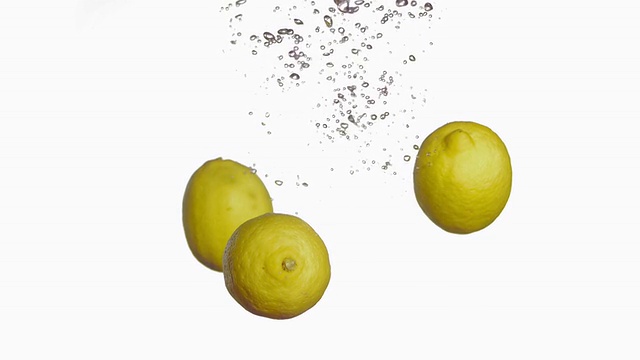 高清超级慢动作:柠檬泼水视频素材