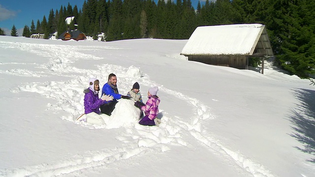 HD起重机:家庭建筑雪人视频素材