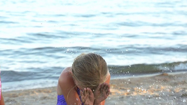 在海滩上被水球砸到的女孩视频下载