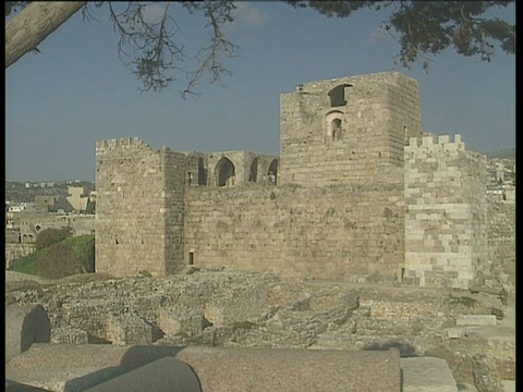 一个十字军城堡的废墟，蓝天映衬下，游客们在黎巴嫩闲逛视频素材