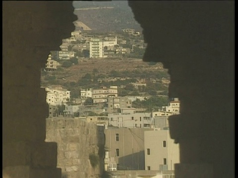 透过废墟的墙看到的城镇缩小到显示废墟黎巴嫩的内部视频素材