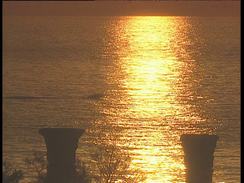 日落在海上的遗迹两列在前景快艇通过左黎巴嫩右视频素材