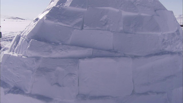 雪块形成了一个冰屋。高清。视频素材