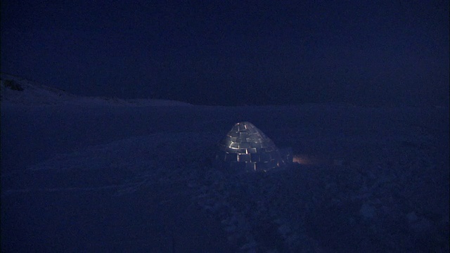 夜晚，一间冰屋发出微弱的光芒。高清。视频素材