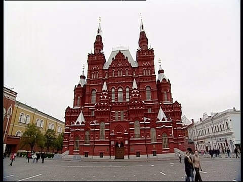 行人从莫斯科国家历史博物馆前经过。视频素材