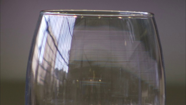 影像反射在水晶般清澈的酒杯上。高清。视频下载