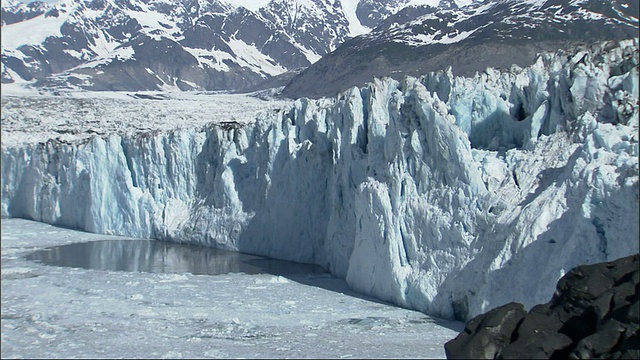 阿拉斯加哥伦比亚冰川附近的威廉王子湾漂浮着冰块。高清。视频下载