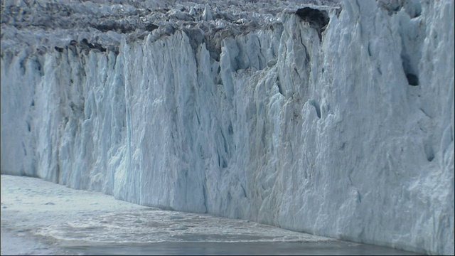 哥伦比亚冰川的碎片断裂并溅入海洋。高清。视频下载