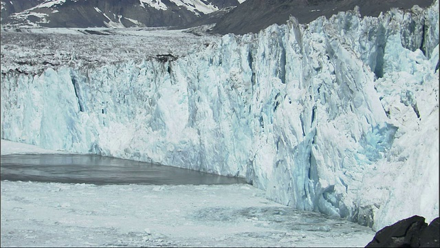 阿拉斯加的哥伦比亚冰川崩裂，溅入威廉王子湾。高清。视频下载