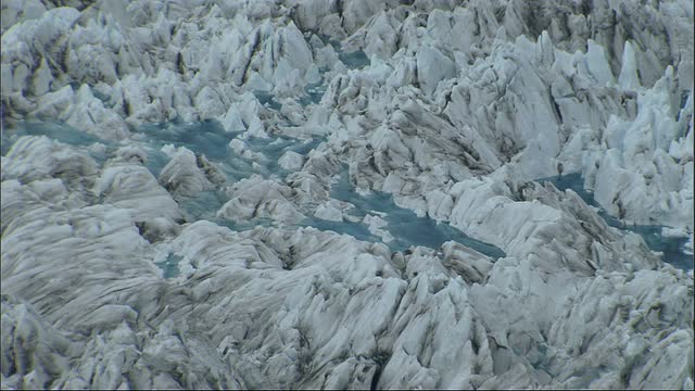 锯齿状的冰覆盖着阿拉斯加的哥伦比亚冰川。高清。视频下载