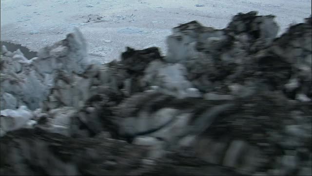 参差不齐的哥伦比亚冰川的山峰排列在阿拉斯加威廉王子湾的边缘。高清。视频下载