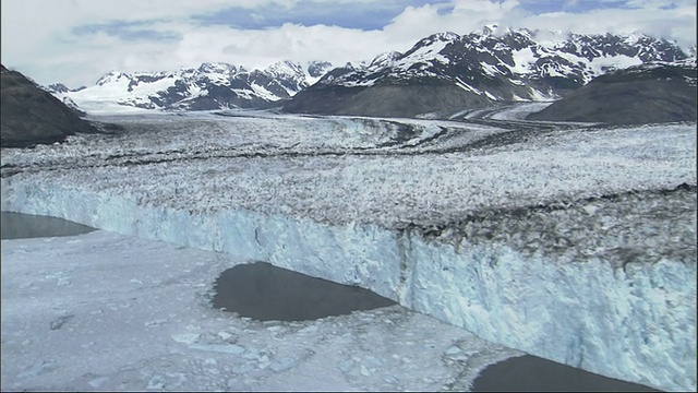 这张鸟瞰图显示了阿拉斯加哥伦比亚冰川脚下的浮冰。高清。视频下载