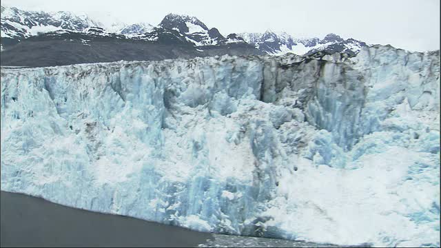 阿拉斯加哥伦比亚冰川的锯齿状冰与大海相遇。高清。视频下载