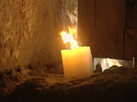 蜡烛在泥土屋里燃烧。视频下载