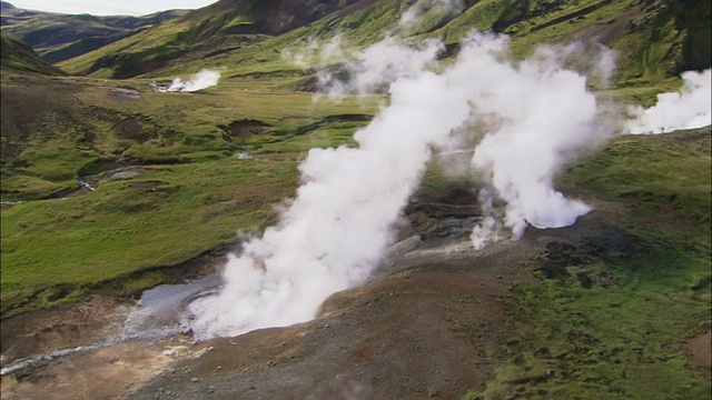 蒸汽从冰岛的地热池中升起。高清。视频下载