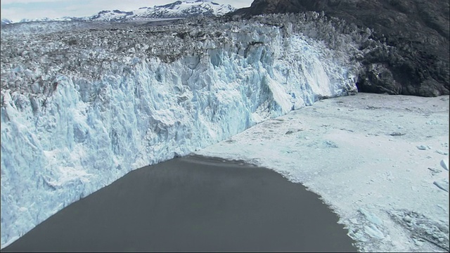 一大块冰从哥伦比亚冰川滑下，溅入阿拉斯加的威廉王子湾。高清。视频下载
