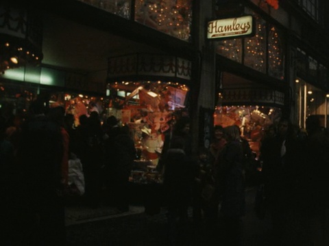 英国伦敦汉姆利玩具店的橱窗里灯火辉煌。视频素材