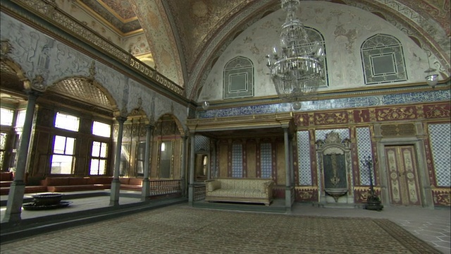 光线从伊斯坦布尔托普卡皮宫(Topkapi Palce Istanbul)皇家大厅的苏丹王座厅(sultan Throne Room)的彩色玻璃窗中照射进来。视频下载
