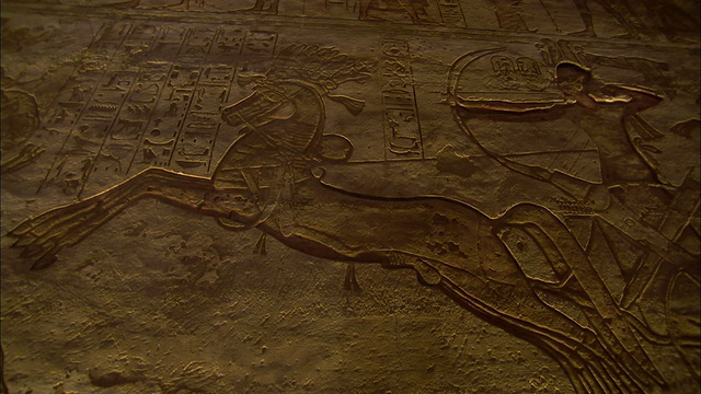 埃及的象形文字标记着哈索尔和奈费尔塔里神庙的石墙。高清。视频素材