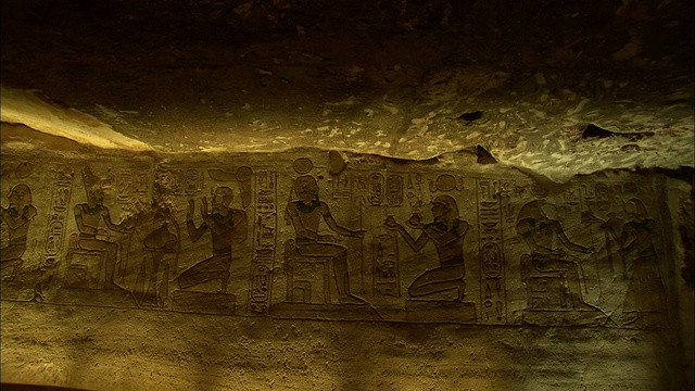 埃及的象形文字标记着哈索尔和奈费尔塔里神庙的石墙。高清。视频素材