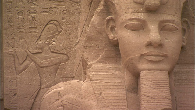 阿布辛贝神庙的入口处有埃及象形文字和拉美西斯二世的雕像。高清。视频下载