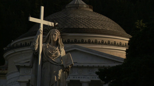 斯塔列诺公墓的陵墓圆顶俯瞰着玛丽举着十字架的雕像。高清。视频下载