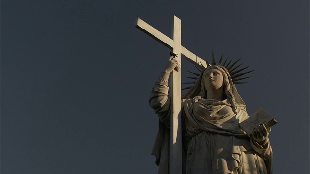 斯塔列诺公墓里有一尊玛丽手持十字架的雕像。高清。视频下载