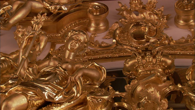 金箔覆盖了凯瑟琳宫内雕刻的细节。视频下载