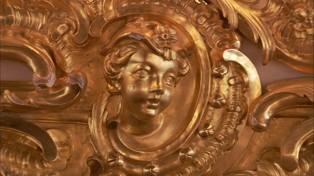 在凯瑟琳宫的大厅里，精致的镀金雕刻装饰着一面镜子。视频下载