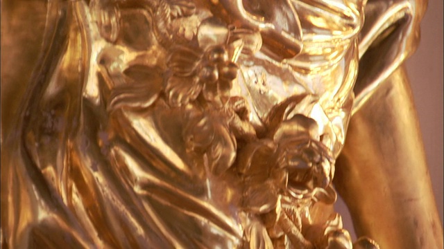 在凯瑟琳宫的大厅里有一尊描绘了仙女的镀金雕刻。视频下载