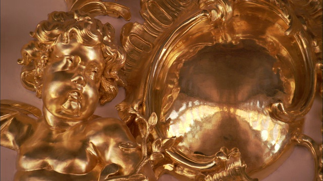 在凯瑟琳宫的大厅里有一件镀金雕刻，上面刻着一个小天使。视频下载