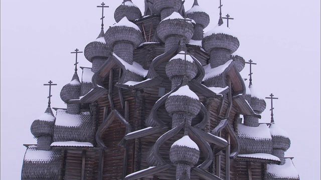 雪覆盖了变形教堂屋顶的木制圆顶。高清。视频素材