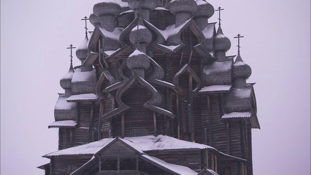 雪覆盖了俄罗斯基志波哥斯特变形教堂的圆顶和屋顶。高清。视频素材