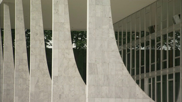 巴西利亚最高联邦法院大楼由现代大理石柱子组成。高清。视频素材