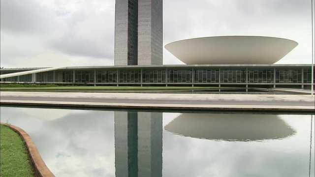 巴西利亚的国会大厦，包括联邦议院倒影在湖中。\n高清可用。视频素材