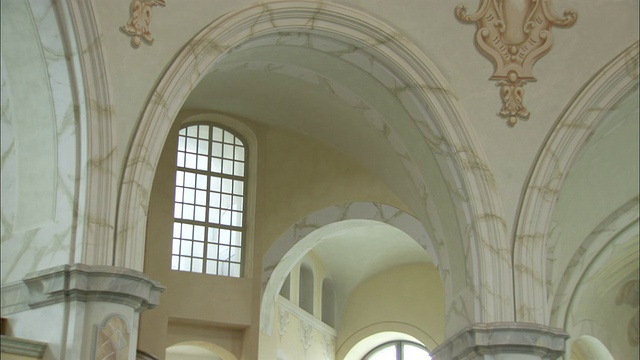 精美的雕刻装饰着德国德累斯顿圣母教堂的内部。高清。视频素材