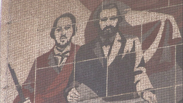 德国德累斯顿人民文化宫的外部装饰着一幅巨大的社会主义壁画。高清。视频下载