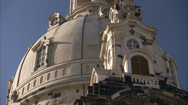 德国德累斯顿，一座拱顶建筑矗立在圣母教堂上。高清。视频下载