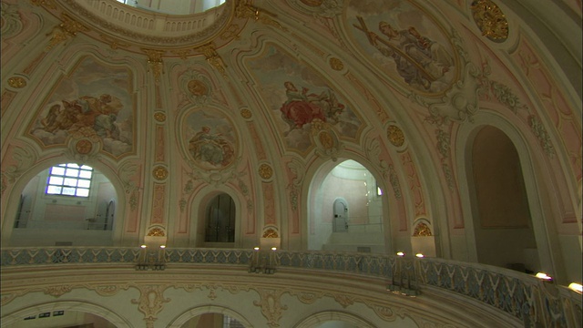 美丽的壁画装饰着德国德累斯顿圣母教堂的内部圆顶。高清。视频素材