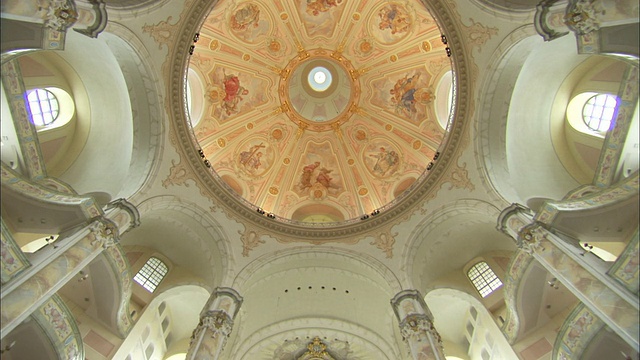 精美的壁画装饰着德国德累斯顿圣母教堂的内部圆顶。高清。视频素材