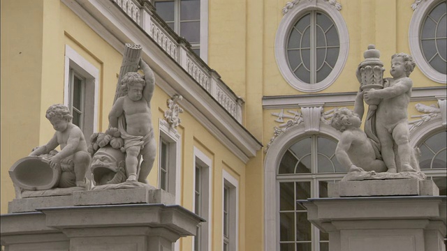 德国德累斯顿圣母教堂广场上的小天使雕像。高清。视频下载