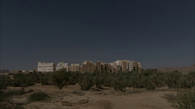 希巴姆镇在沙漠中很显眼。视频素材