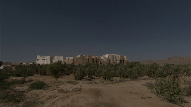 希巴姆镇在沙漠中很显眼。视频素材