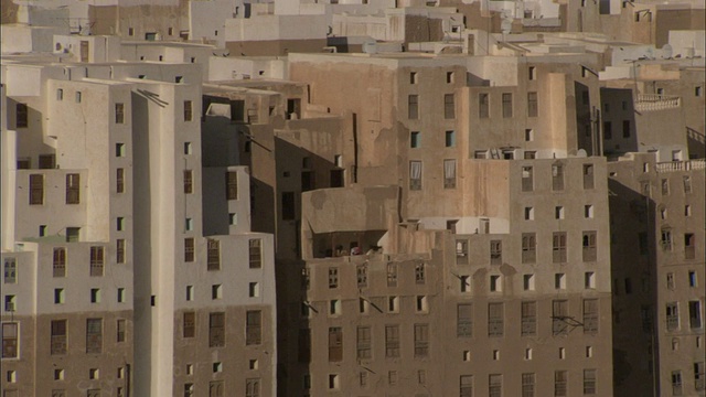 在也门的希巴姆镇，密密麻麻的泥砖高楼林立。视频下载