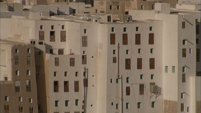 在也门的希巴姆镇，密密麻麻的泥砖高楼林立。视频下载
