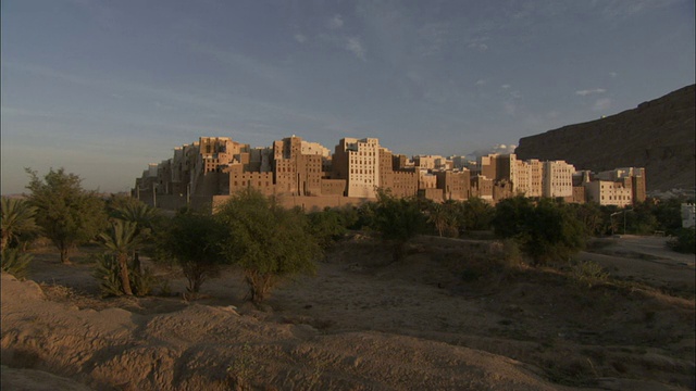 泥砖建筑耸立在也门希巴姆镇干燥的沙漠地面上。视频素材