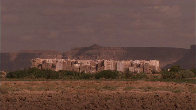 沙漠地带与也门希巴姆镇接壤。视频素材